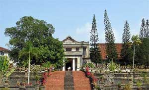  Tripunithura Hill Palace is the largest archaeological museum in Kerala. This palace was the official residence of the Kochi Royal Family and was built in 1865.